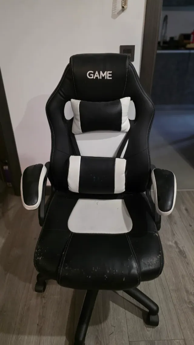 Silla Gamer Negra y Blanca Ajustable