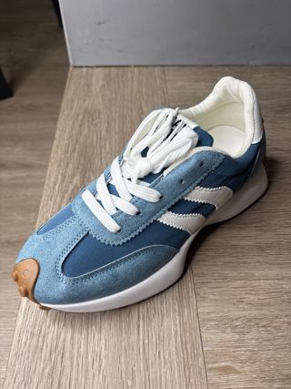 Deportivas Azul y Blanco.