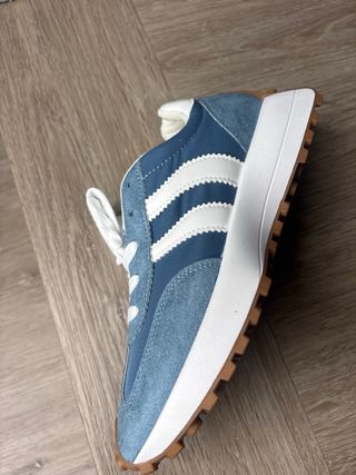Deportivas Azul y Blanco.