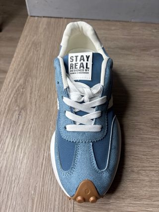 Deportivas Azul y Blanco.