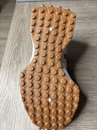 Deportivas Azul y Blanco.