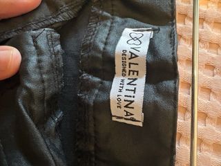 Falda negra con volantes plisados