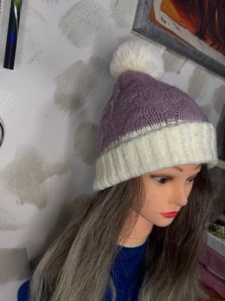Cappellino lana viola e bianco con pon pon