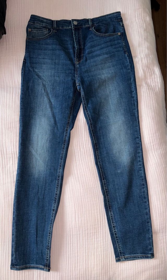 Pantalón tejano ajustado Stradivarius azul