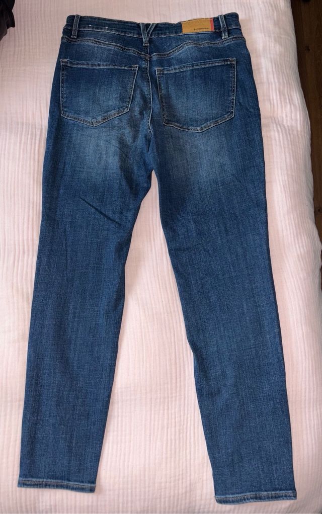 Pantalón tejano ajustado Stradivarius azul