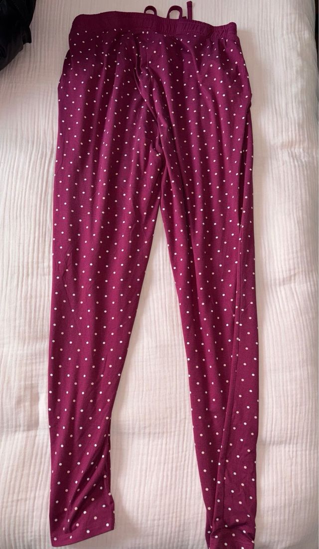 Pantalón de pijama morado con lunares