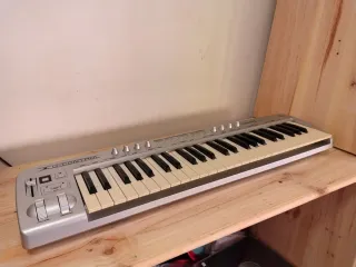 Teclado MIDI Behringer + funda + soporte