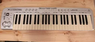 Teclado MIDI Behringer + funda + soporte