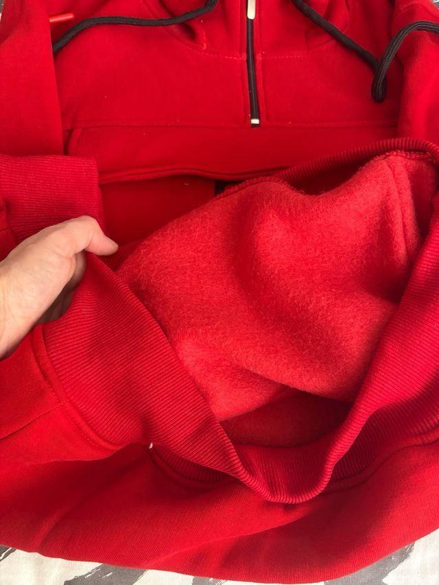 Jersey gris con cremallera, y rojo l