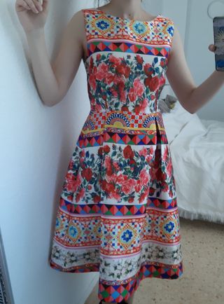 Vestido estampado de colores original. Corte midi,