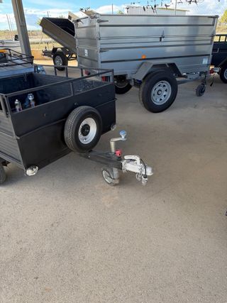 Remolque negro con rueda de repuesto medidas