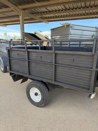 Remolque negro con rueda de repuesto medidas