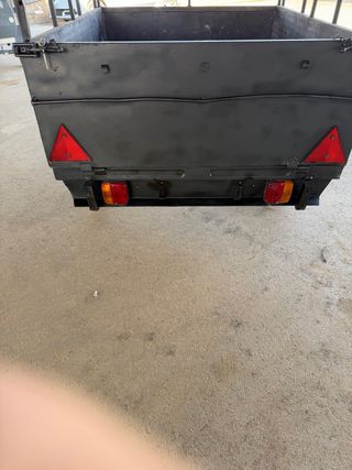 Remolque negro con rueda de repuesto medidas