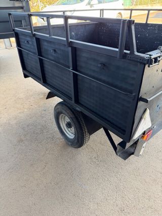 Remolque negro con rueda de repuesto medidas