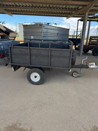 Remolque negro con rueda de repuesto medidas