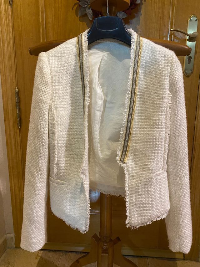 Chaqueta elegante crema con detalles dorados
