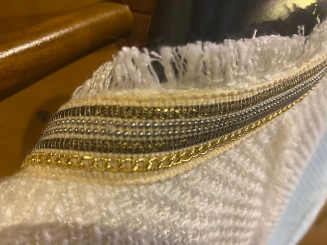 Chaqueta elegante crema con detalles dorados