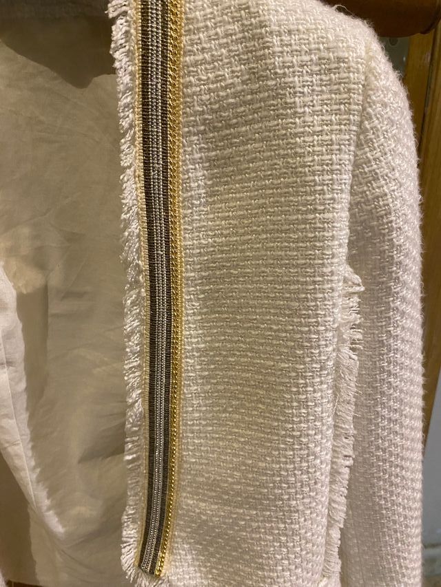 Chaqueta elegante crema con detalles dorados