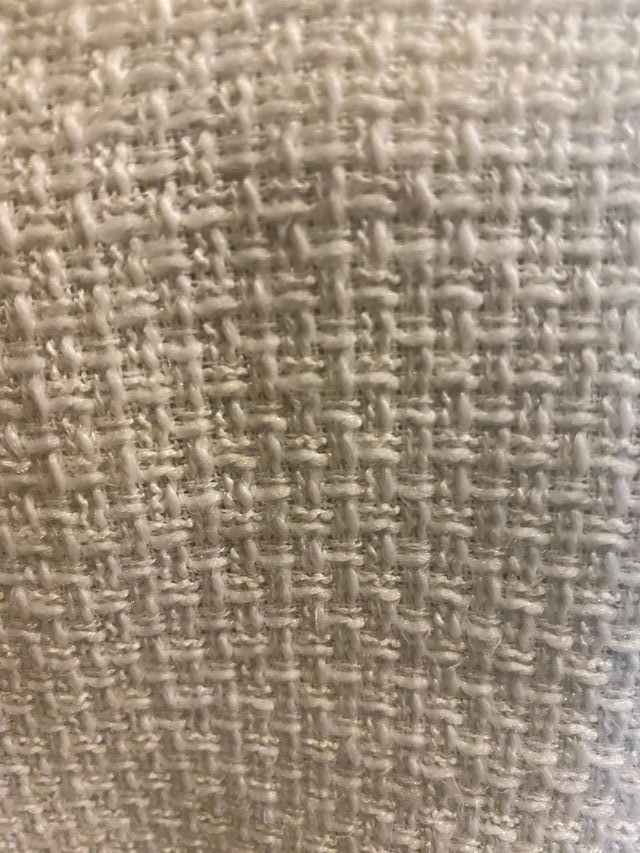 Chaqueta elegante crema con detalles dorados