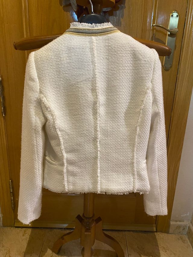 Chaqueta elegante crema con detalles dorados