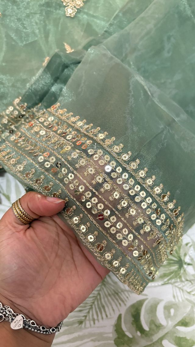 Abito indiano verde e oro