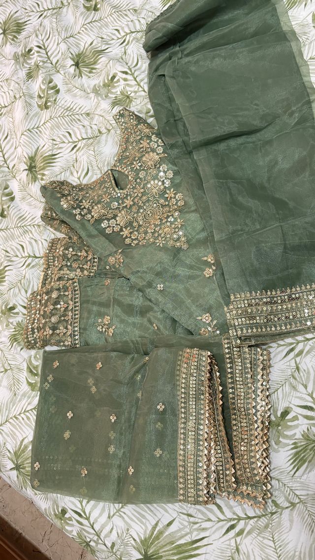 Abito indiano verde e oro