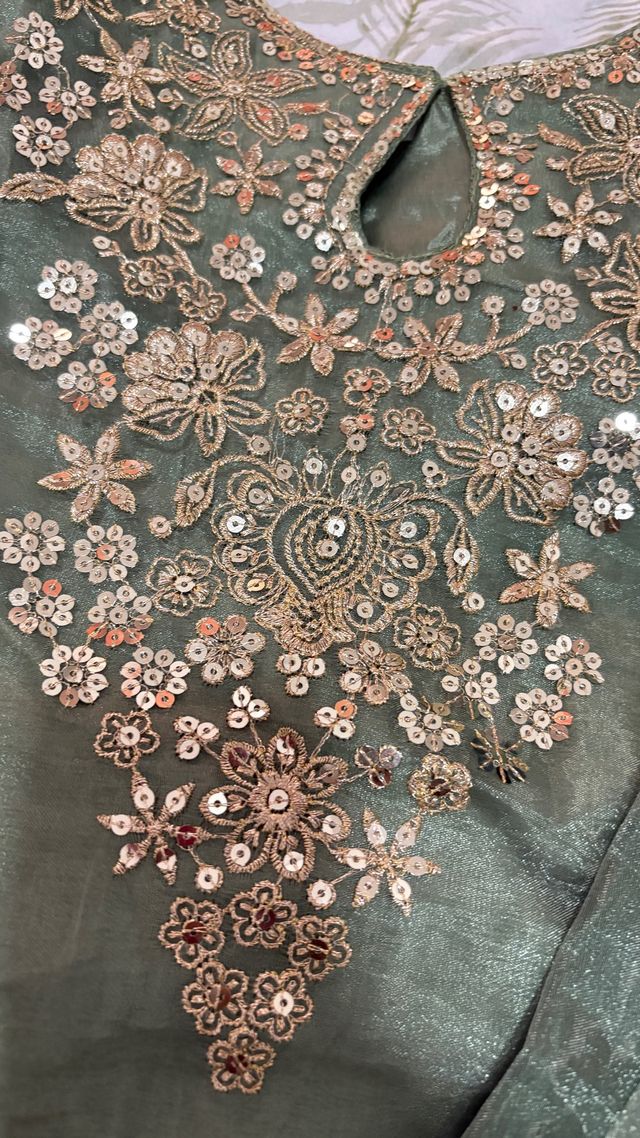 Abito indiano verde e oro