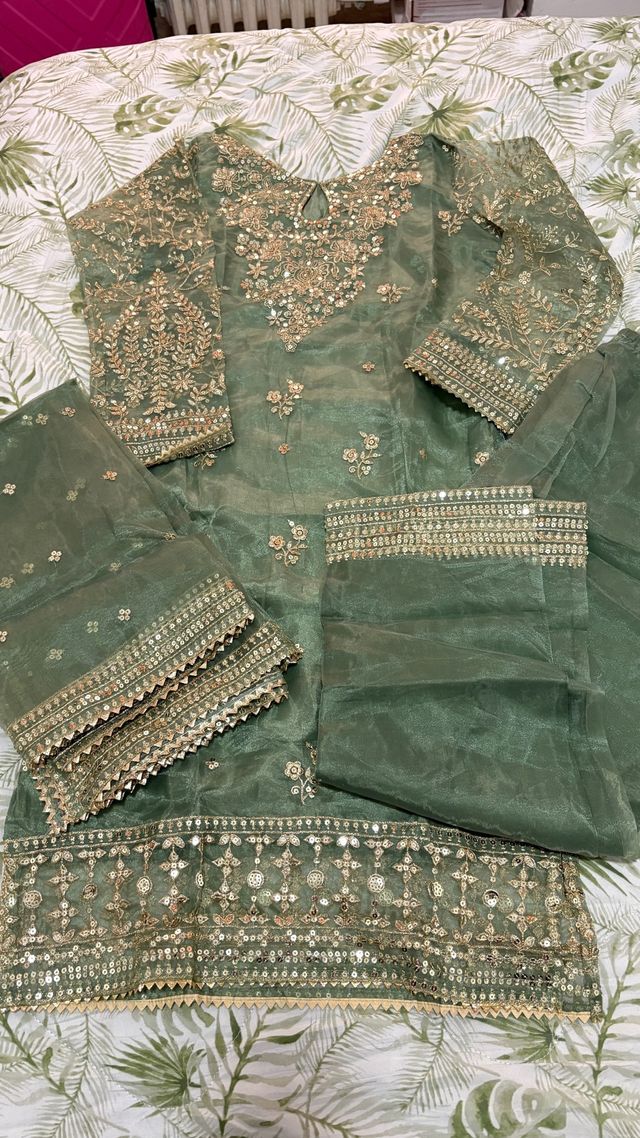 Abito indiano verde e oro