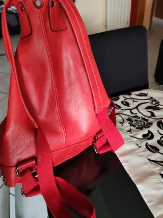 Zainetto rosso con borchie