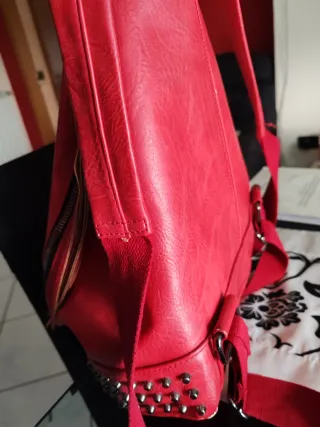 Zainetto rosso con borchie