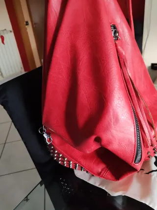 Zainetto rosso con borchie