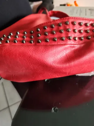 Zainetto rosso con borchie