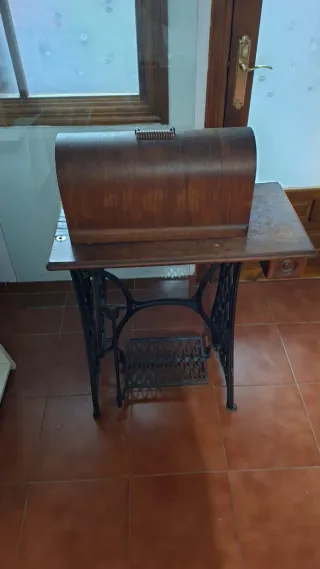 Máquina de coser Singer antigua de madera y metal