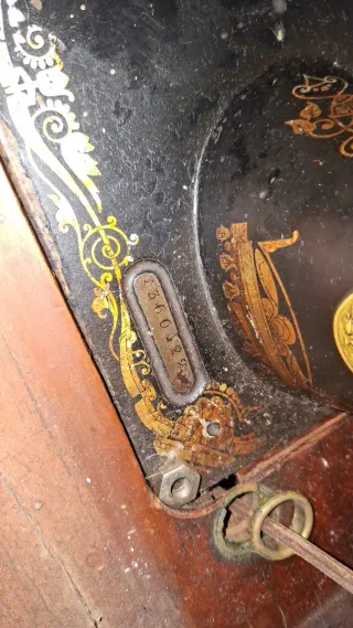 Máquina de coser Singer antigua de madera y metal