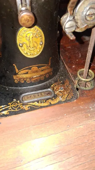Máquina de coser Singer antigua de madera y metal
