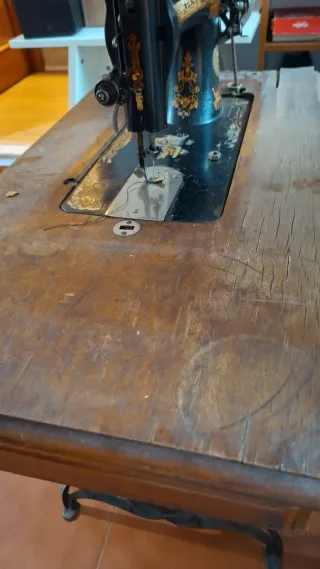 Máquina de coser Singer antigua de madera y metal