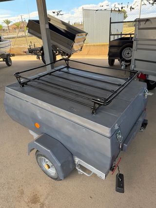 Remolque gris con portaequipajes