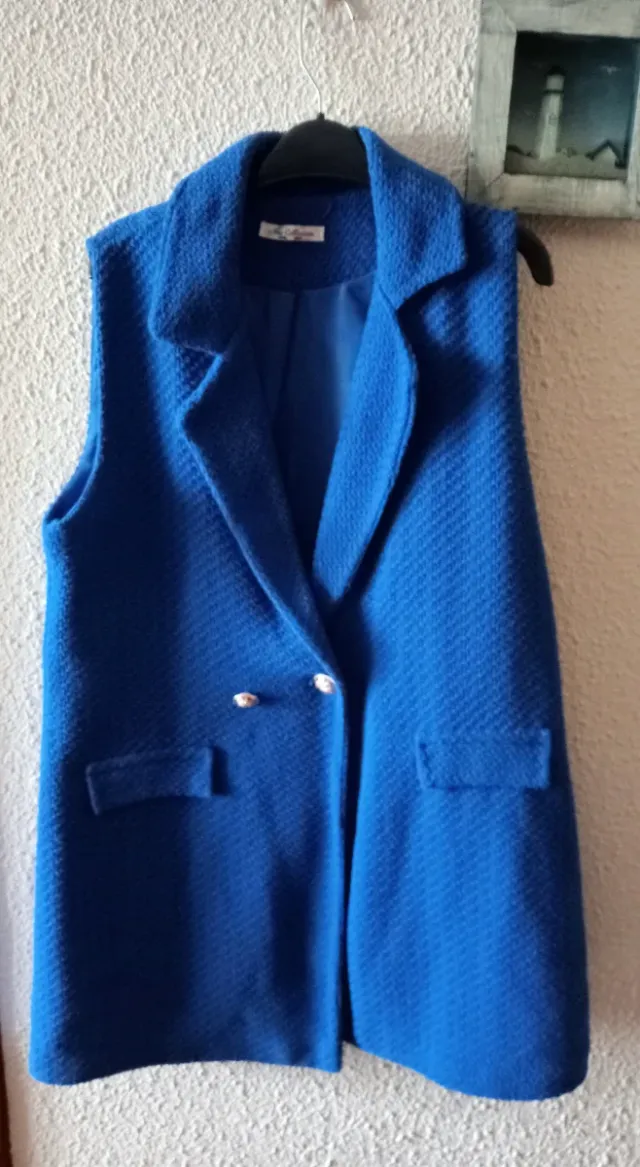 Chaleco largo color azulon.