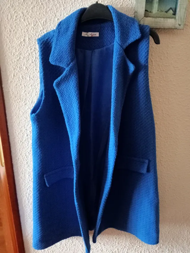 Chaleco largo color azulon.