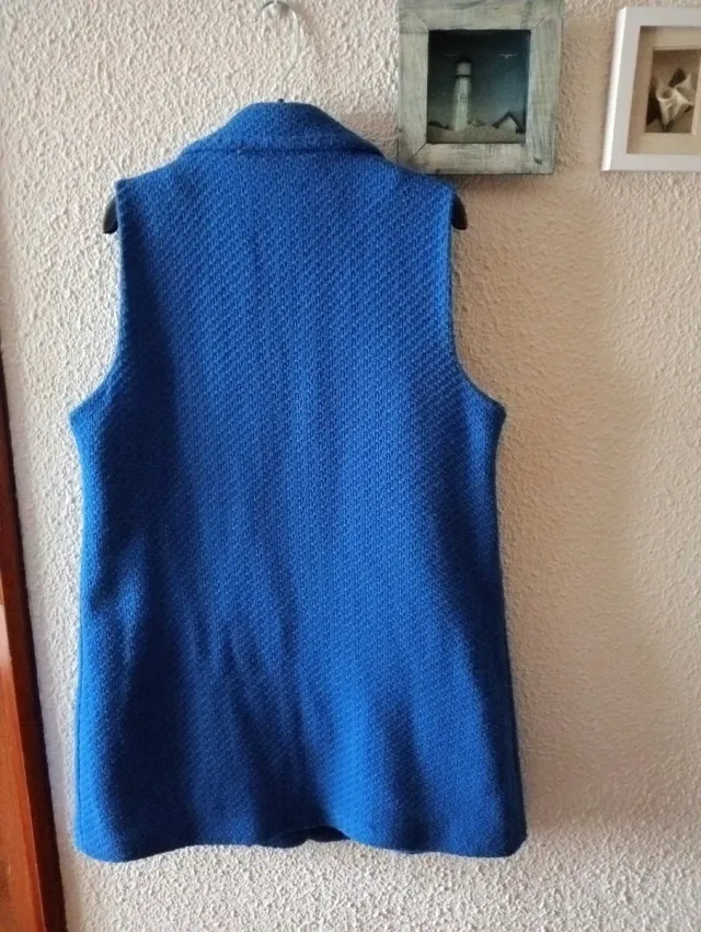 Chaleco largo color azulon.