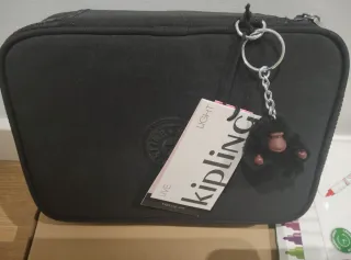 Estuche Kipling Negro con etiquetas