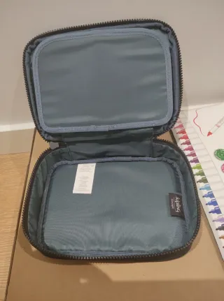 Estuche Kipling Negro con etiquetas