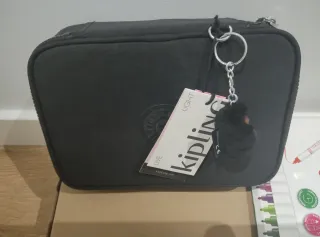 Estuche Kipling Negro con etiquetas