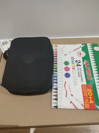 Estuche Kipling Negro con etiquetas