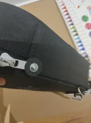 Estuche Kipling Negro con etiquetas