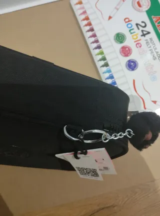 Estuche Kipling Negro con etiquetas