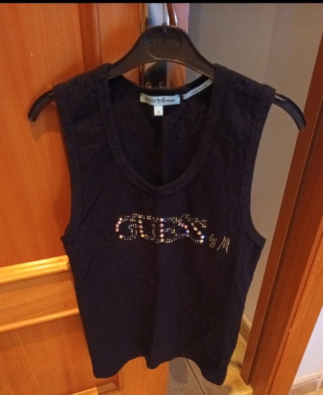Camiseta Guess negra con pedrería