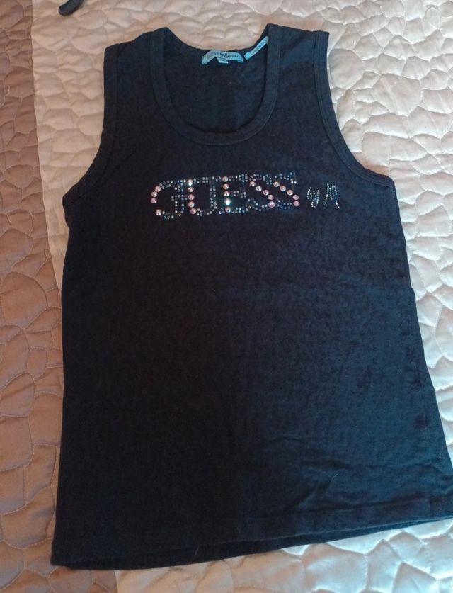 Camiseta Guess negra con pedrería