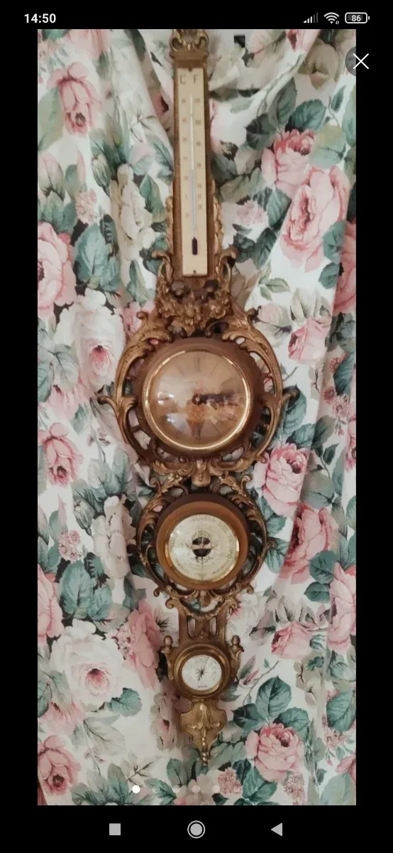 Barometro antico in metallo e vetro