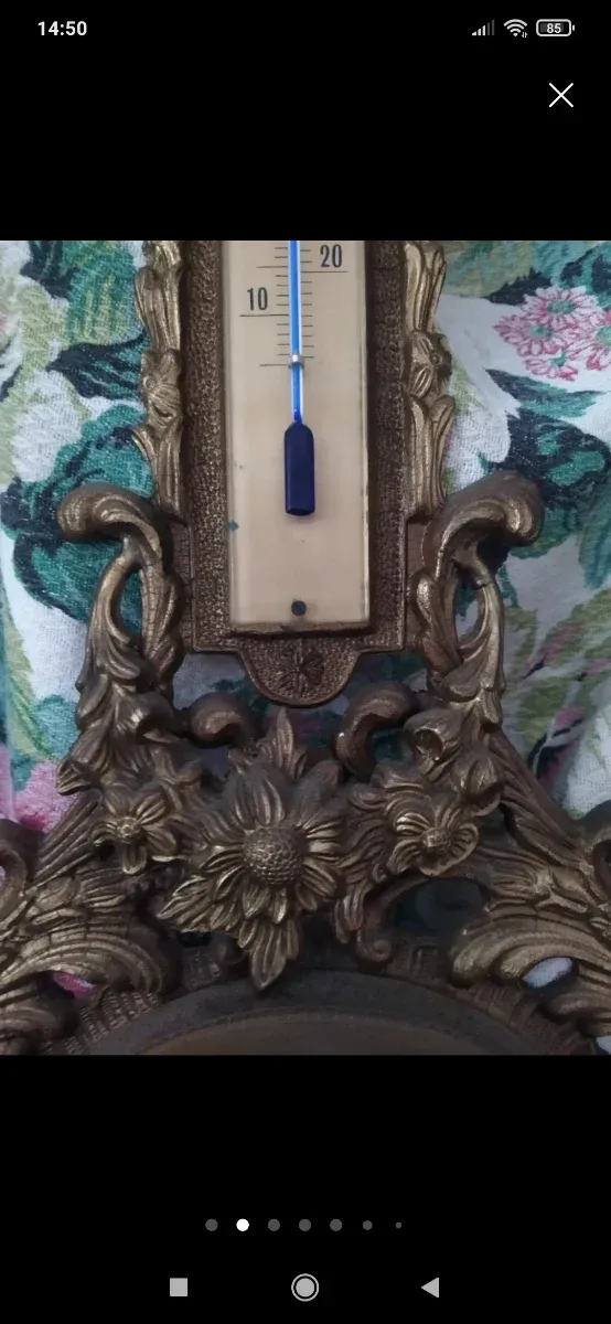 Barometro antico in metallo e vetro